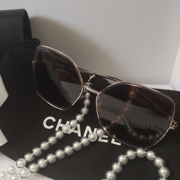 CHANEL SUNGLASSES WITH PEARL ATTACHMENT - Picture 11 of 16